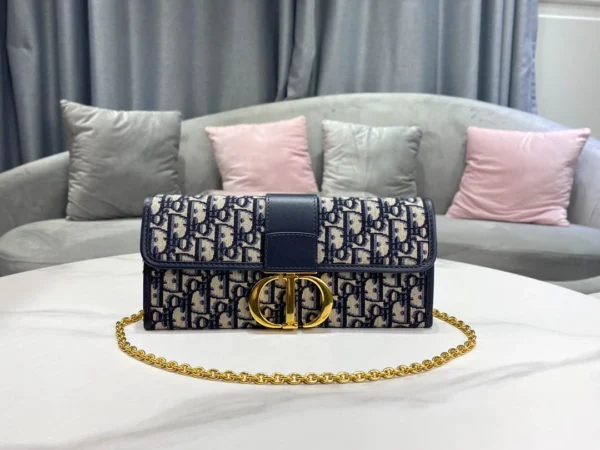 30 Montaigne Chain Clutch Bag Size: 27.5*12*2 cm