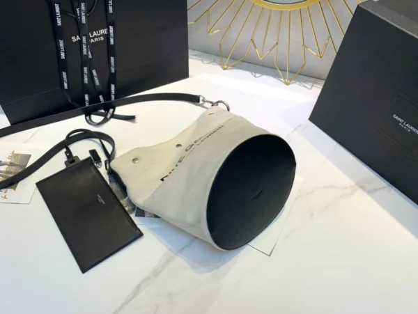 Bucket bag Model: 669299 Size: 20cm 30cm 28.5cm.