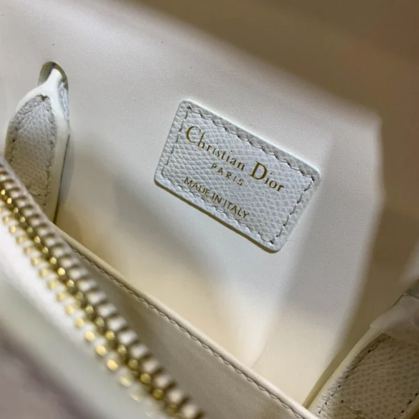 30 Montaigne Collection Ref. 9321 Size: 25x19x12 cm