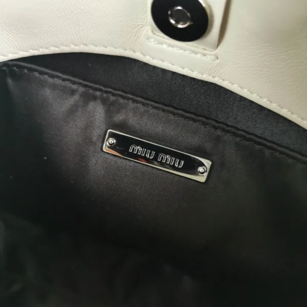 Miu Miu Casual Lambskin Size：20X15X4.5cm