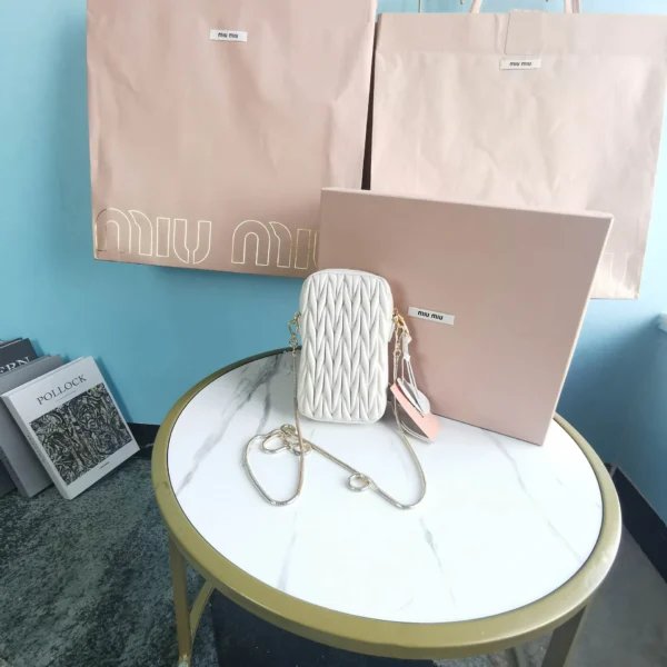 Matelasse metal chain shoulder strap with zipper pocket size: 17 2.5 9 Length: 115cm