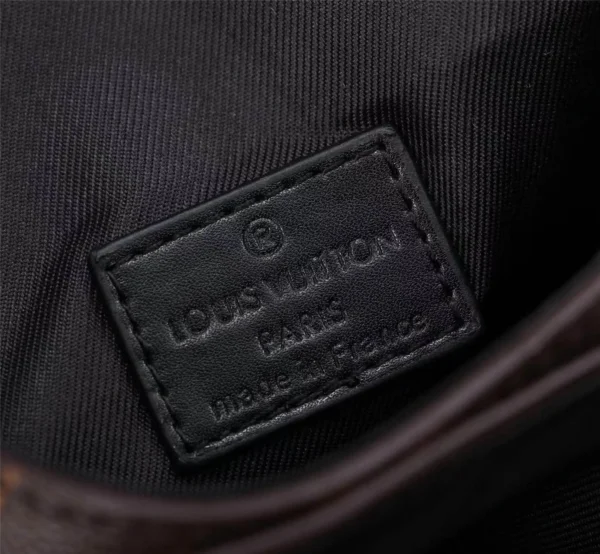 Louis Vuitton Model No. 69405 Size: 15x17x8 cm