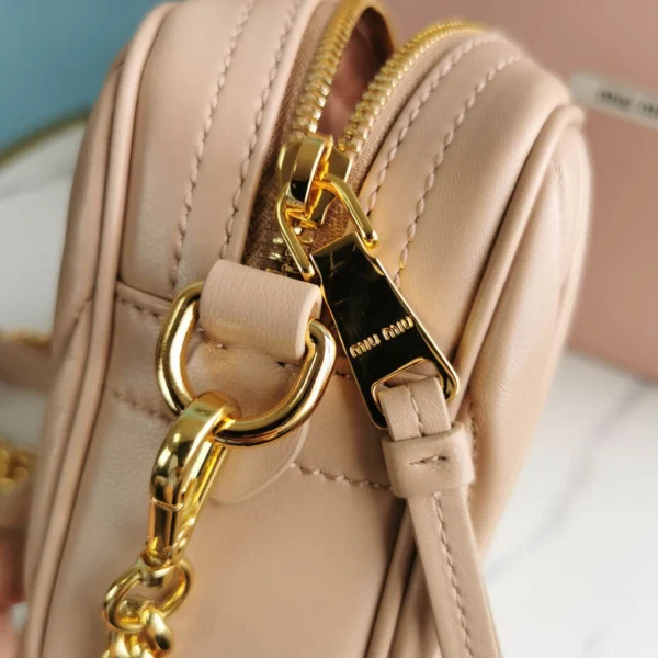 Miu Miu splicing shoulder strap Model: 5BH118B size: 20X13X5.5cm