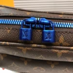 Louis Vuitton Crossbody Messenger Bag Model: M43843 Size: 25x18x5cm