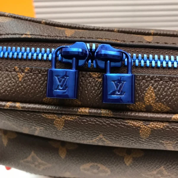Louis Vuitton Crossbody Messenger Bag Model: M43843 Size: 25x18x5cm