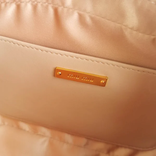 Miu Miu splicing shoulder strap Model: 5BH118B size: 20X13X5.5cm