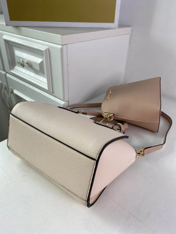 MK Crossbody Size: 23*18*12