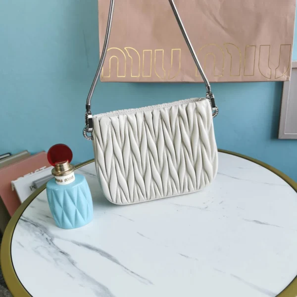 Miu Miu Casual Lambskin Size：20X15X4.5cm